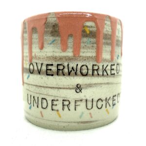 OVERWORKED & UNDERFUCKED - mugg - extra all drip strössel swirl